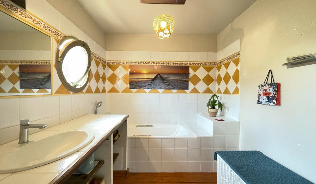 Loriol-du-Comtat maison de maître avec terrain, piscine et gites salle de bain suite